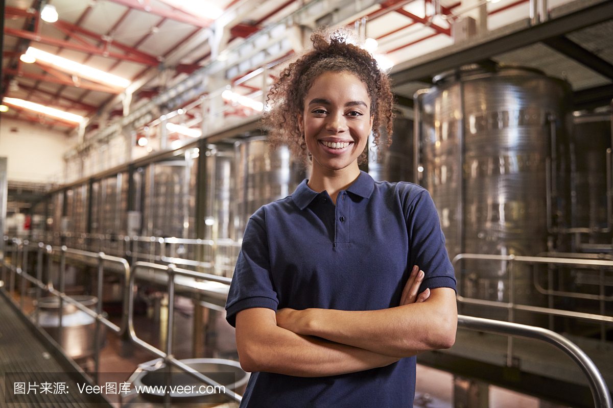 年輕的混血婦女在葡萄酒工廠(chǎng)工作的肖像